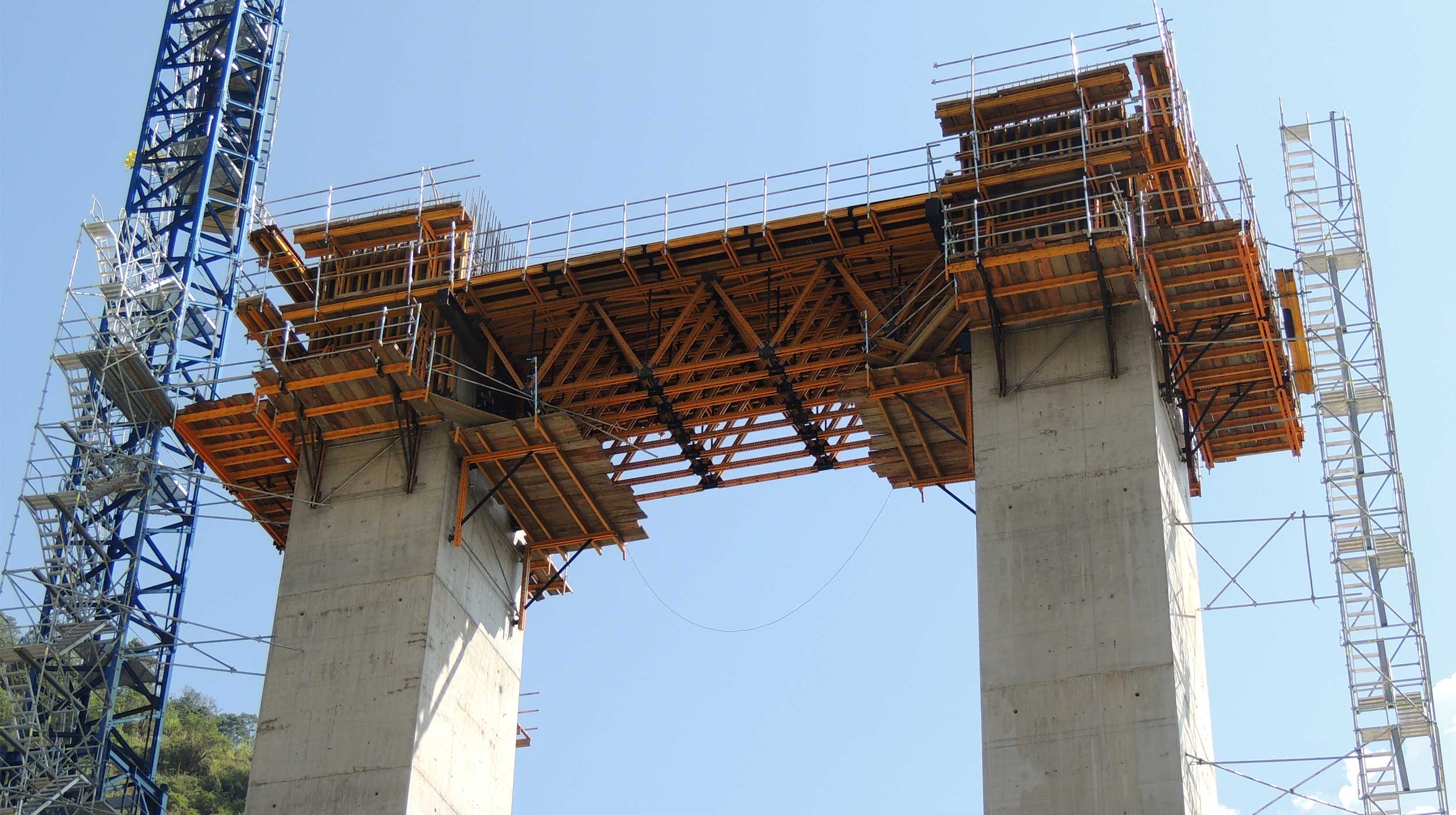 ULMA und CONCONCRETO eine integrale Lösung für die Schrägseilbrücke Hisgaura entwickelt. Diese Konstruktion ist das Herzstück des Projekts und hat eine Länge von 653 m mit einer mittleren Spannweite von 400 m.