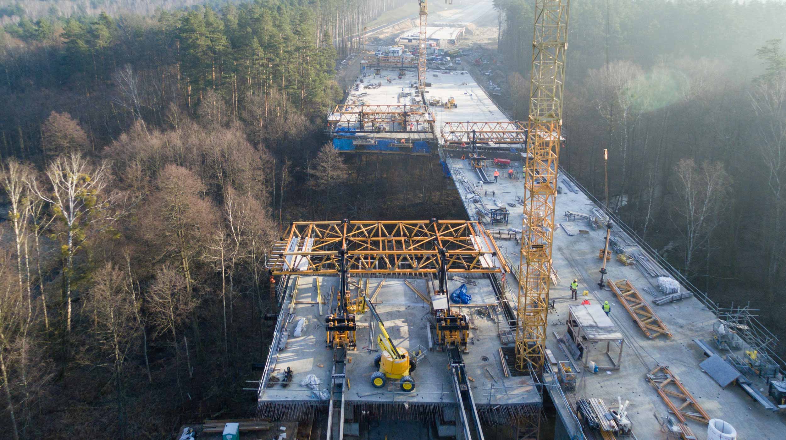 ULMA hat Material für die 220 m lange Brücke der Autobahn S7 geliefert.