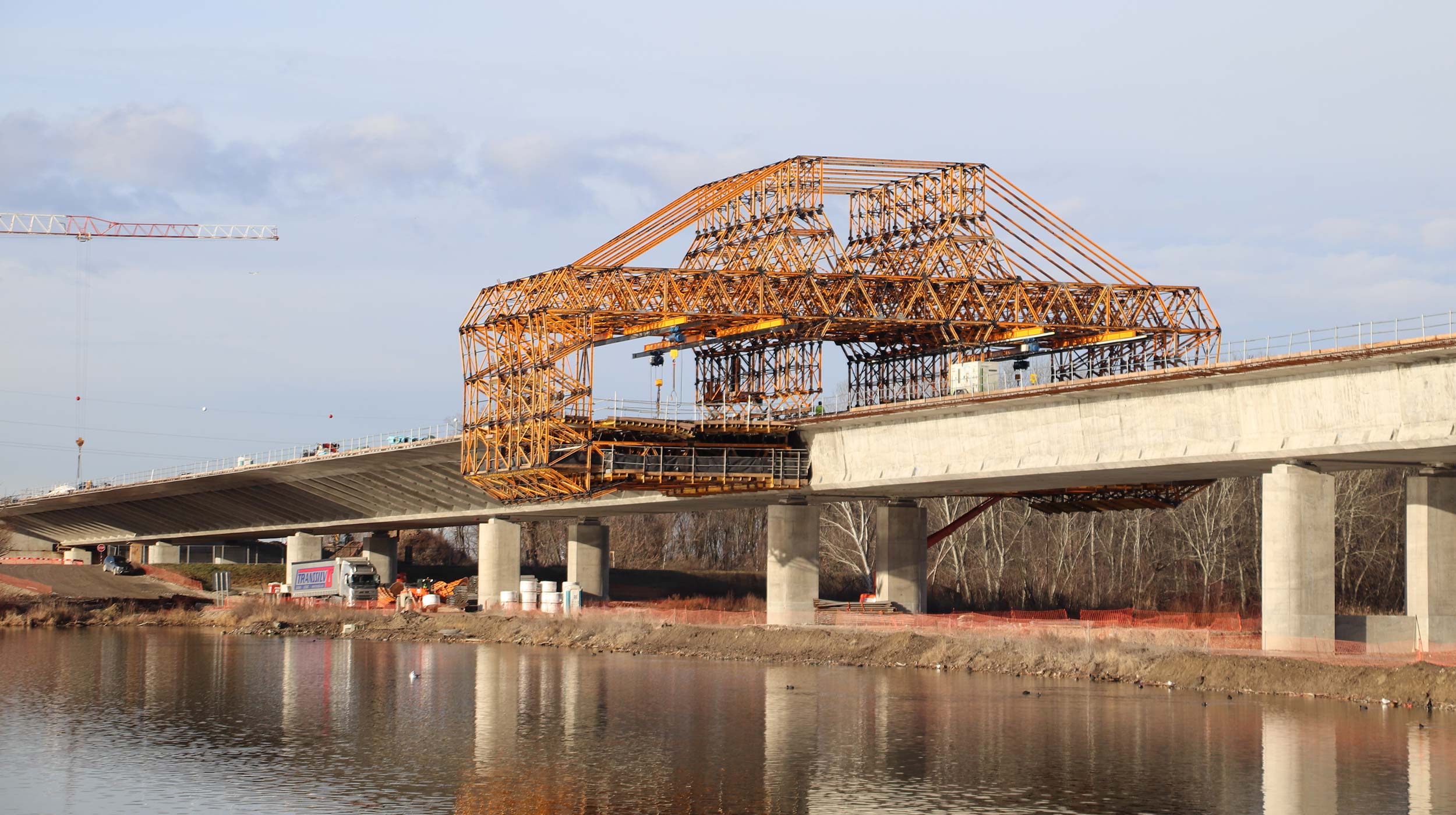 Das Projekt D4R7-Bratislava in der Slowakei umfasst mit 60 km Autobahnen 14 Autobahnkreuze mit mehr als 100 Brückenbauwerken. Die große Donaubrücke nimmt hiervon eine Fläche von mehr als 100.000 m² ein.