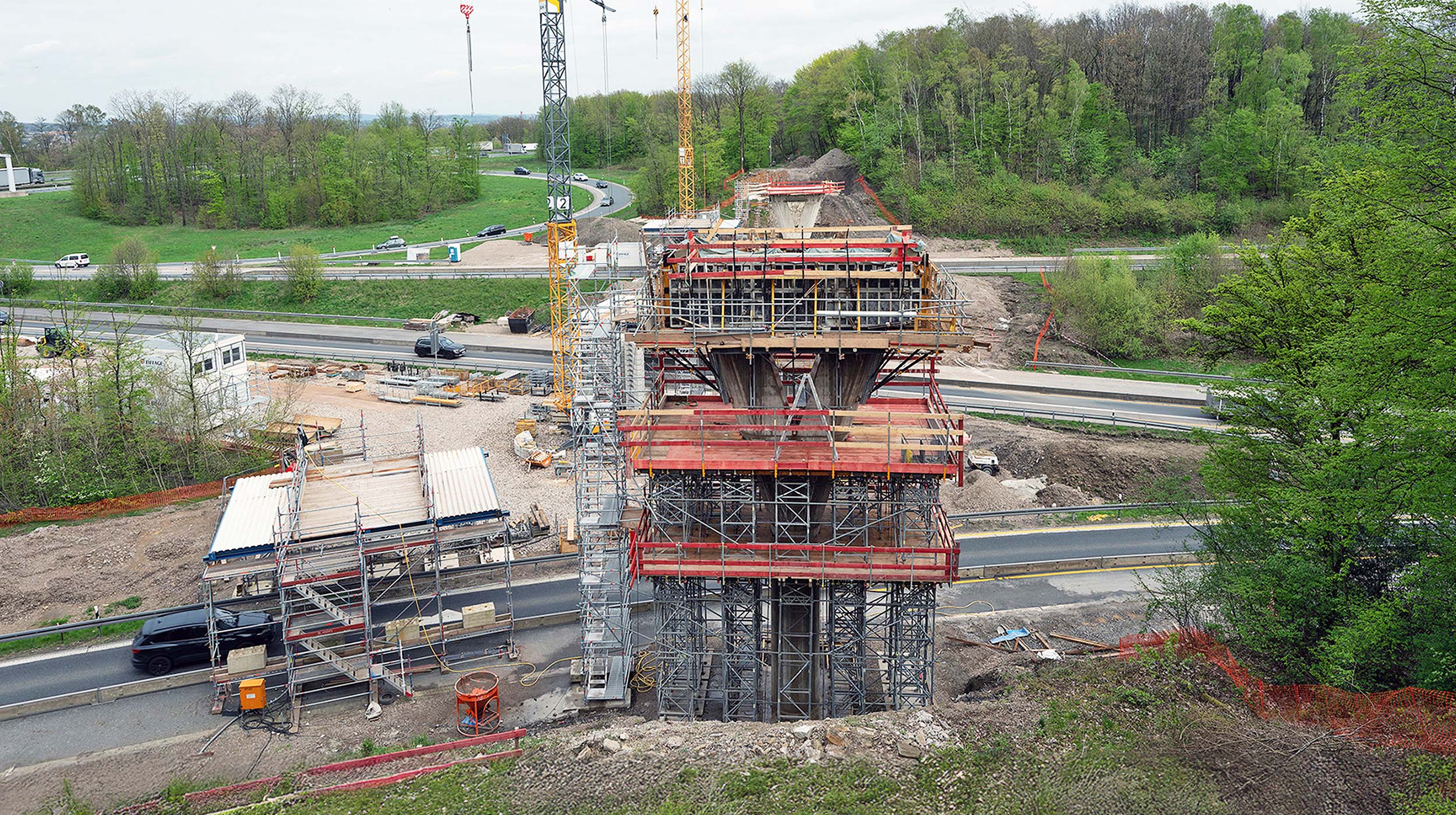 Der Neubau der Brücke Eichenhofer Weg am Autobahnkreuz Wuppertal-Nord war ein anspruchsvolles Infrastrukturprojekt mit ehrgeizigem Zeitplan: In nur 15 Monaten stand die neue Brücke – als Ersatz für die 2023 gesprengte 55 Jahre alte Vorgängerbrücke. Der Neubau der Brücke Eichenhofer Weg am Autobahnkreuz Wuppertal-Nord war ein anspruchsvolles Infrastrukturprojekt mit ehrgeizigem Zeitplan: In nur 15 Monaten stand die neue Brücke – als Ersatz für die 2023 gesprengte 55 Jahre alte Vorgängerbrücke.