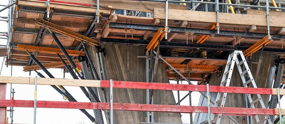 Die sich Y-förmig aufweitenden Brückenpfeiler mussten aufgrund der Windlast in drei Abschnitten betoniert werden. Im dritten Betonierabschnitt kam dabei die Rahmenschalung ORMA auf BMK Kletterbühnen zum Einsatz. Die sich Y-förmig aufweitenden Brückenpfeiler mussten aufgrund der Windlast in drei Abschnitten betoniert werden. Im dritten Betonierabschnitt kam dabei die Rahmenschalung ORMA auf BMK Kletterbühnen zum Einsatz.