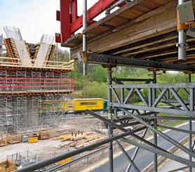 Die vier Pfeiler befanden sich alle gleichzeitig in der Erstellung. Auf diese Weise konnte das ausführende Unternehmen Eiffage Infra-West GmbH eine optimale Schalungsauslastung erzielen. Die vier Pfeiler befanden sich alle gleichzeitig in der Erstellung. Auf diese Weise konnte das ausführende Unternehmen Eiffage Infra-West GmbH eine optimale Schalungsauslastung erzielen.