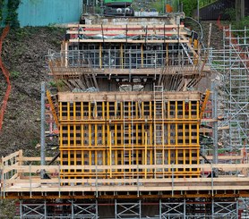 In den komplizierten Aufweitungsbereichen am Pfeilerkopf sorgten insgesamt 360 m2 Arbeitsebenen auf Basis der T-60 Traggerüsttürme für sichere Arbeitsbereiche sowie für eine zuverlässige Ableitung der Stützlasten. In den komplizierten Aufweitungsbereichen am Pfeilerkopf sorgten insgesamt 360 m2 Arbeitsebenen auf Basis der T-60 Traggerüsttürme für sichere Arbeitsbereiche sowie für eine zuverlässige Ableitung der Stützlasten.