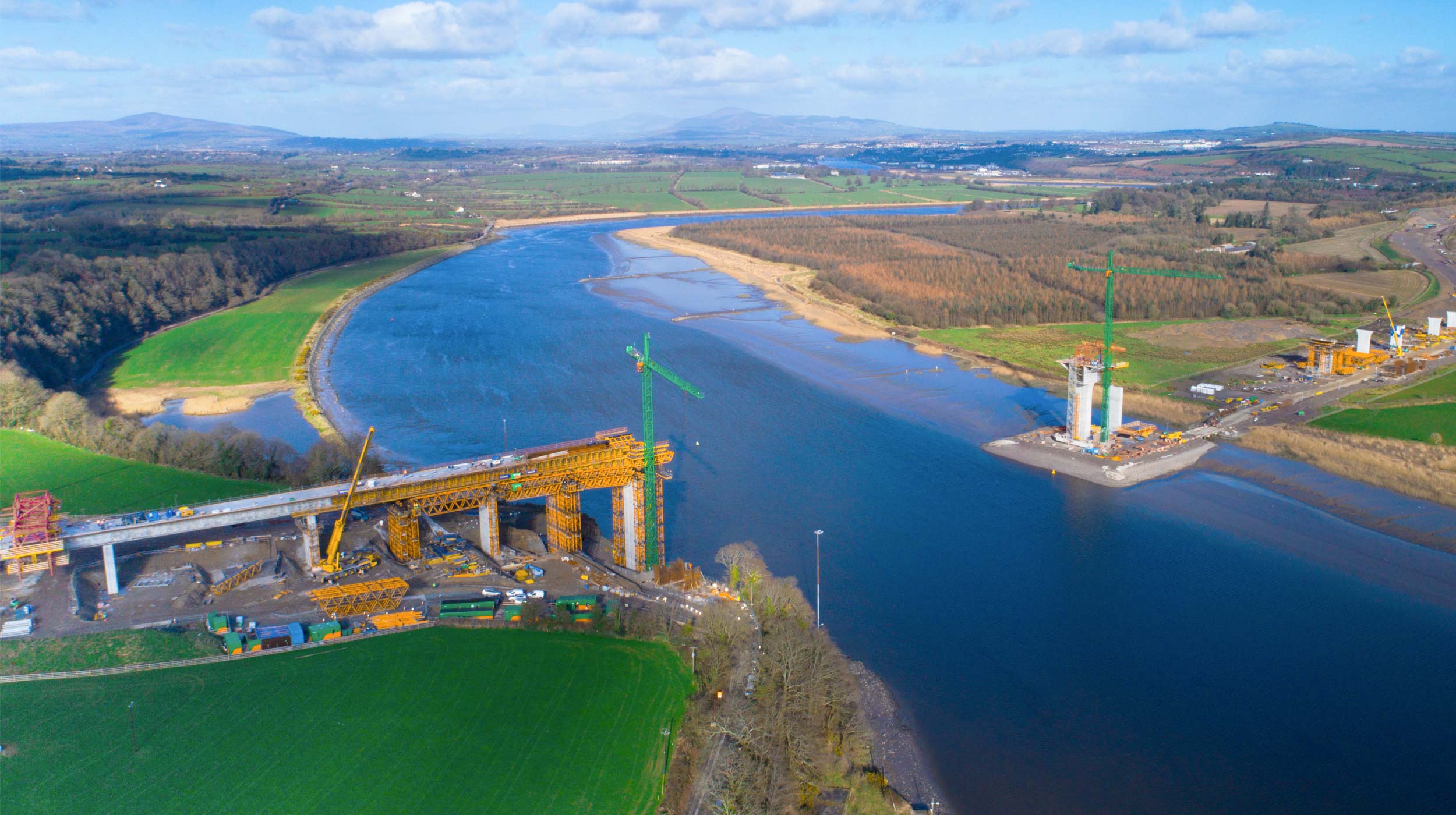 Die 887 Meter lange Brücke über den Fluss Barrow ist derzeit das längste Bauwerk seiner Art weltweit und stellt ein wesentliches Element des irischen Straßennetzes dar.