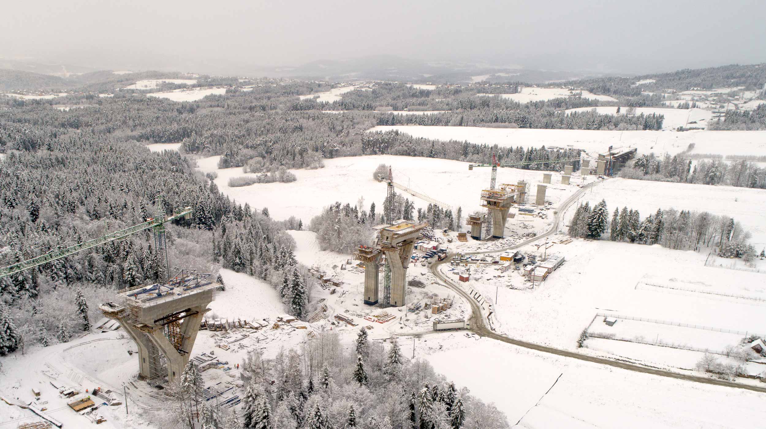 ULMA hat am Bau dieses Viadukts mitgewirkt, welches sich im Süden Polens befindet. Aufgrund der schwierigen Geländeverhältnisse und der Bodenbeschaffenheit stellt es den komplexesten Abschnitt der Autobahn S7 dar.