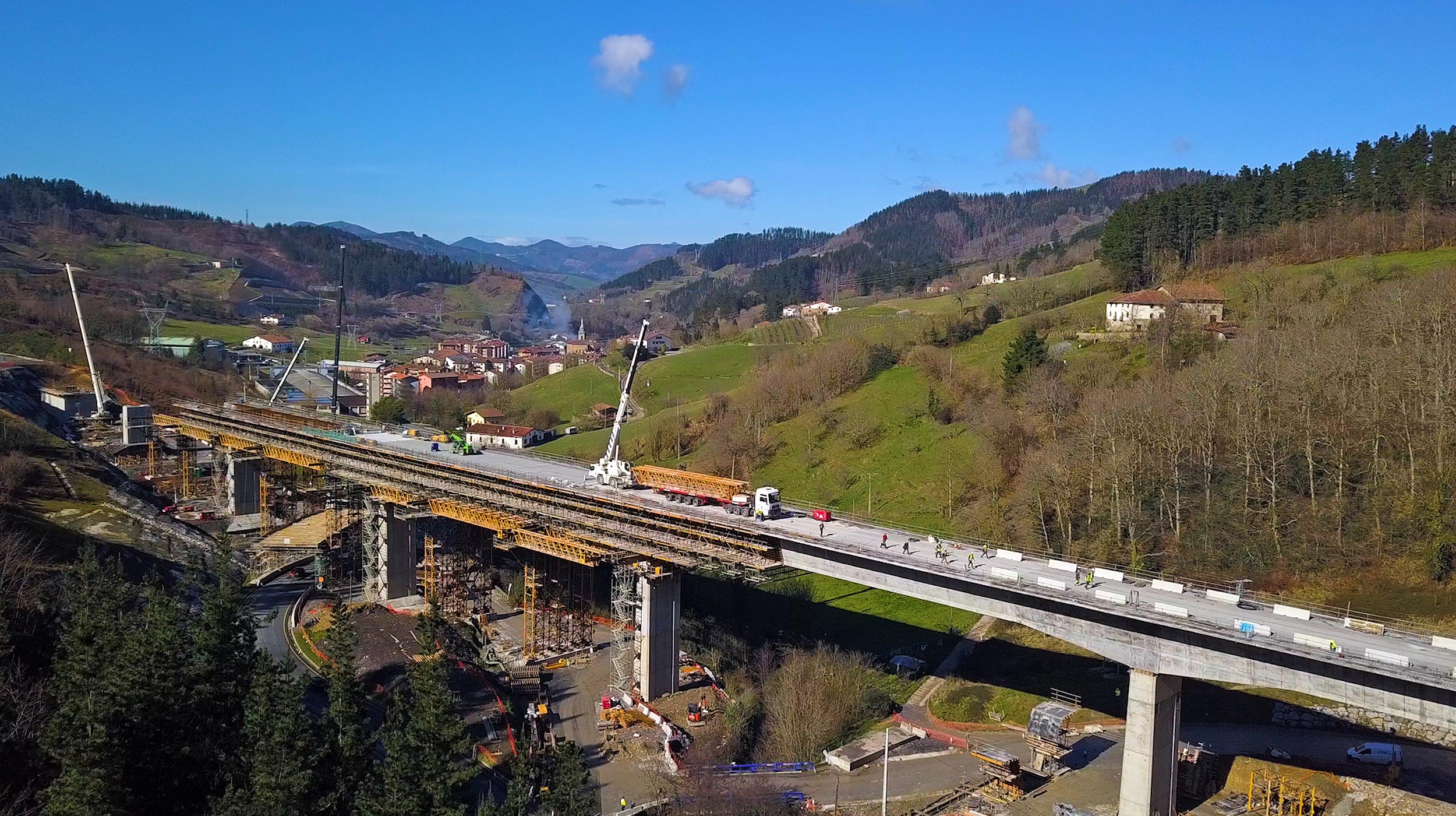 Das Viadukt von Antzuola ist Teil der Schnellzugstrecke im Baskenland. Die Herausforderungen und Komplexität dieses Projekts liegen in der Beschaffenheit des Geländes und den knappen Ausführungsfristen.