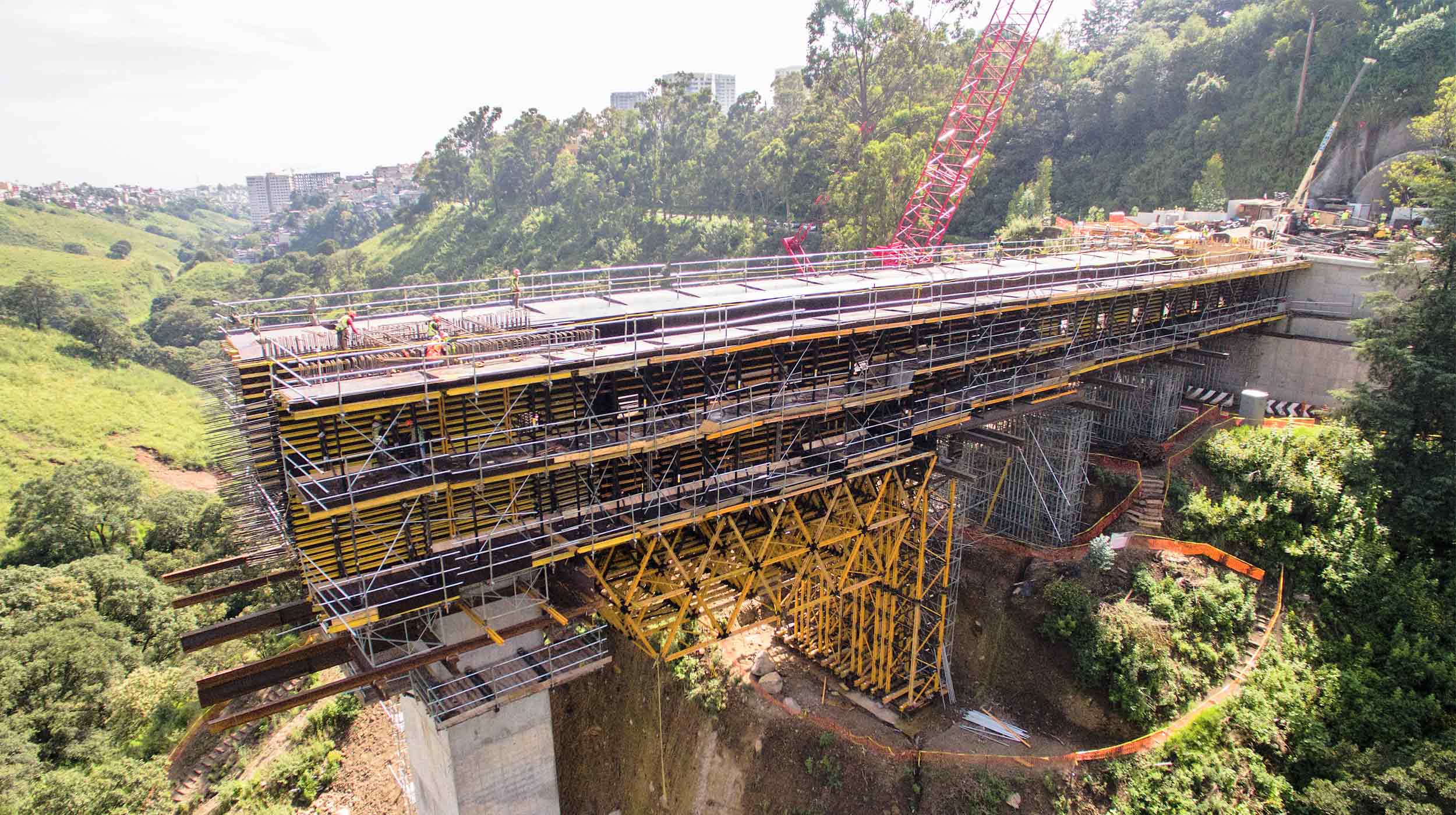 Unter Einhaltung der Ausführungsfristen wurde das 227 m lange Bauwerk realisiert, das das Gebiet Interlomas mit der Autobahn Naucalpan-Toluca verbindet. ULMA hat hier im ersten Feld des Überbaues sein universell einsetzbares MK System verwendet.