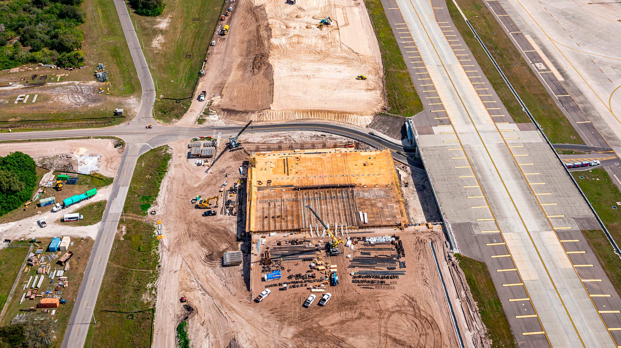 m internationalen Flughafen von Tampa wurde eine 1.000 m lange Brücke gebaut, um Taxis eine Zufahrt zu ermöglichen.