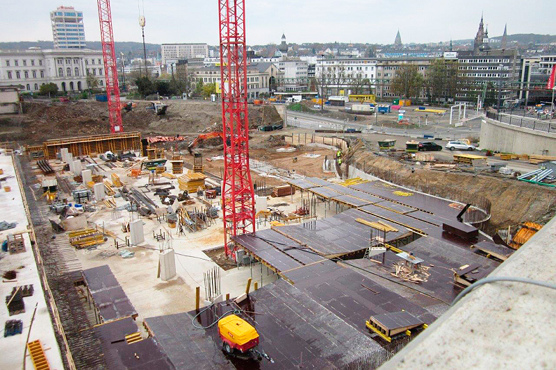 Zur Unterstellung der Deckenschalungen wurden aufgrund der Höhe keine herkömmlichen Stützen verwendet, stattdessen 
 kamen 3.000 steigende Meter Traggerüst T-60 zum Einsatz, um die Lasten der rund 70 cm dicken Decke abzuleiten.