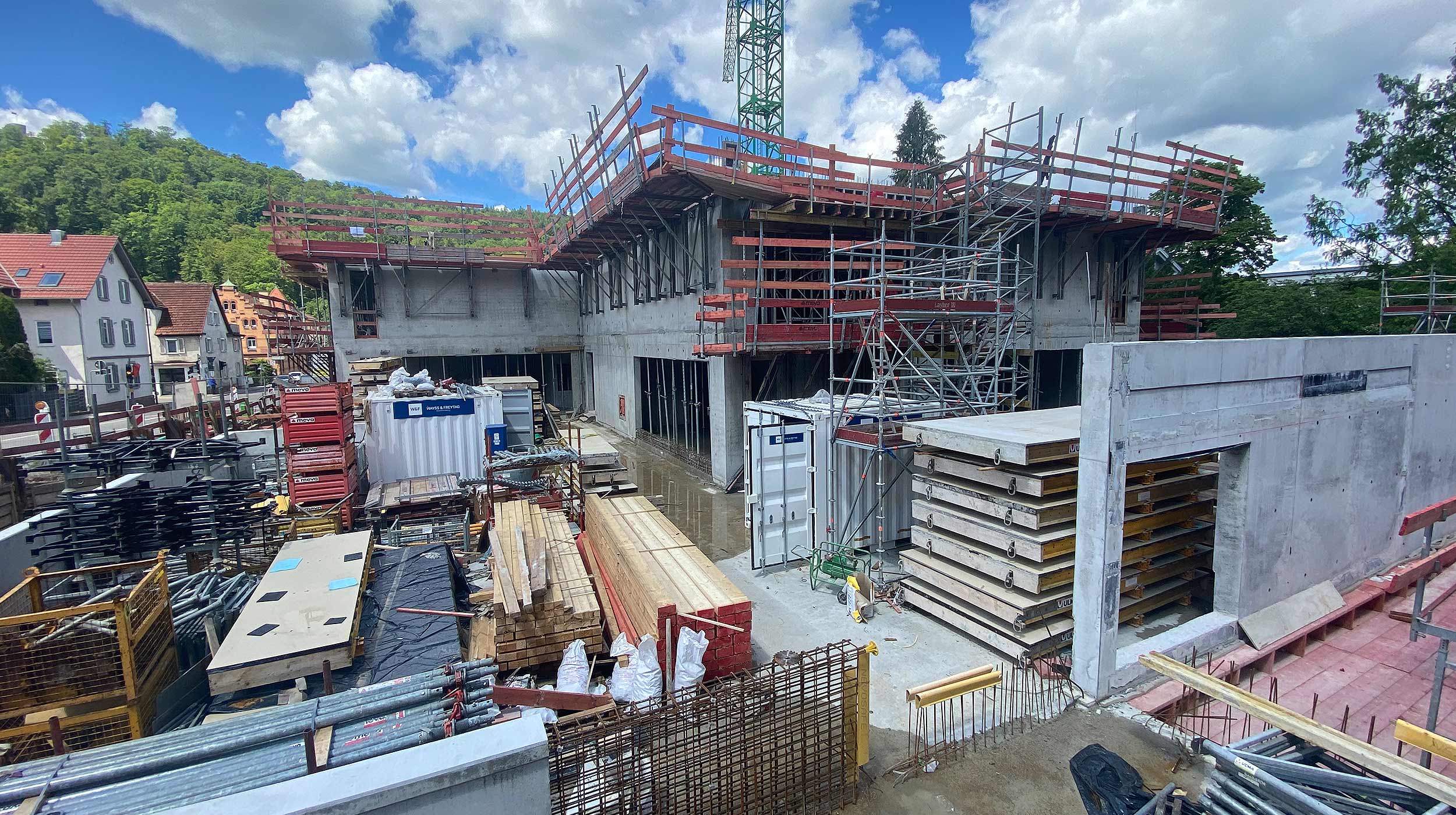 In Nagold gibt es bald ein neues Wahrzeichen für Bildung und Wirtschaftskraft: das moderne Bildungszentrum der Industrie- und Handelskammer Nordschwarzwald. Als Partner der ausführenden Wayss & Freytag Ingenieurbau AG haben wir mit unseren ULMA-Schalungssystemen maßgeblich dazu beigetragen, dass der anspruchsvolle Rohbau in nur neun Monaten fertiggestellt werden konnte – präzise, wirtschaftlich und in bester Sichtbetonqualität.