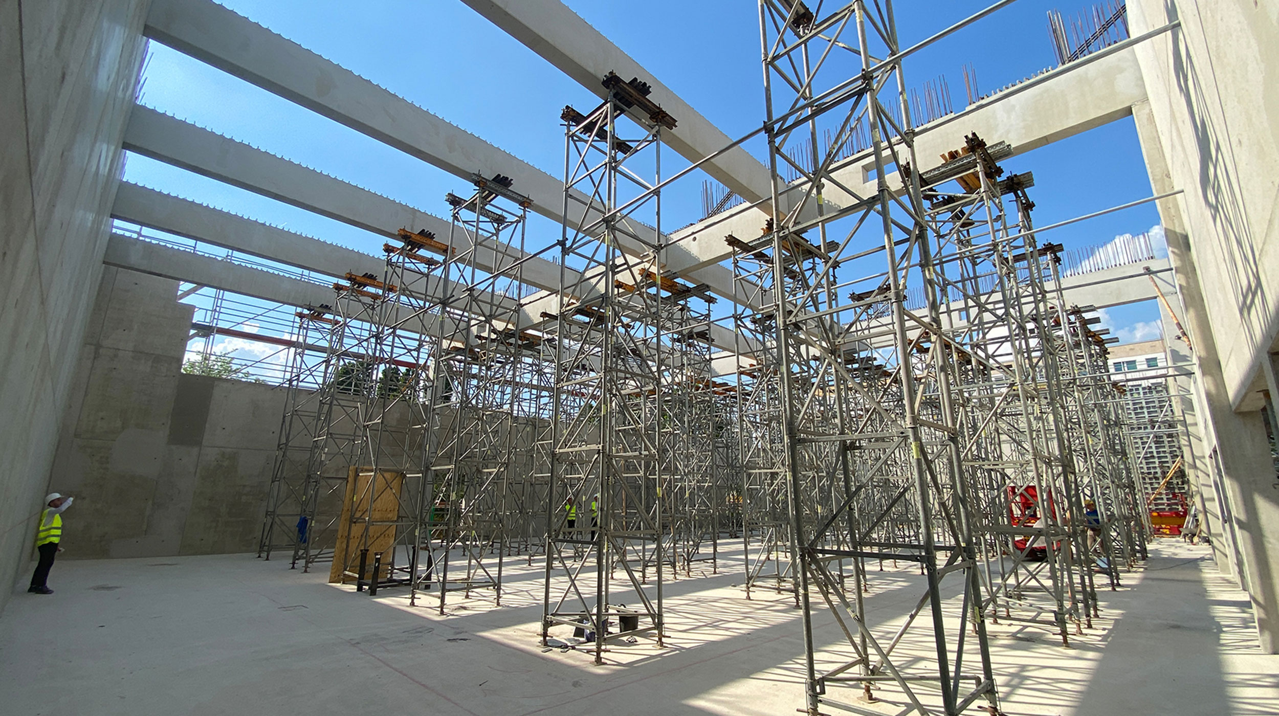 Zügiger Baufortschritt dank unserem einseitig zu bedienender Rahmenschalung BATEK und unserem modularem Deckensystem ONADEK.