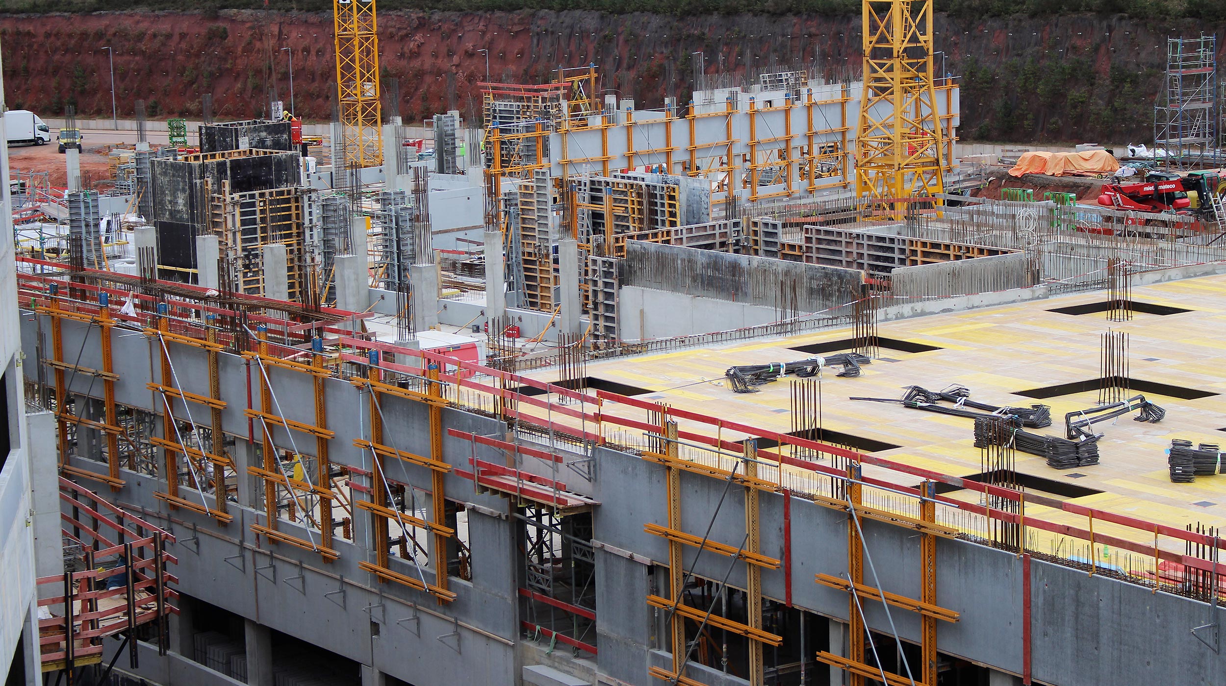 Mit dem Neubau des US-Militärhospitals in Weilerbach entstand eines der größten Krankenhausbauprojekte außerhalb der Vereinigten Staaten. In direkter Nachbarschaft zur Airbase Ramstein wurde auf rund 90.000 Quadratmetern ein hochmodernes Militärkrankenhaus realisiert.