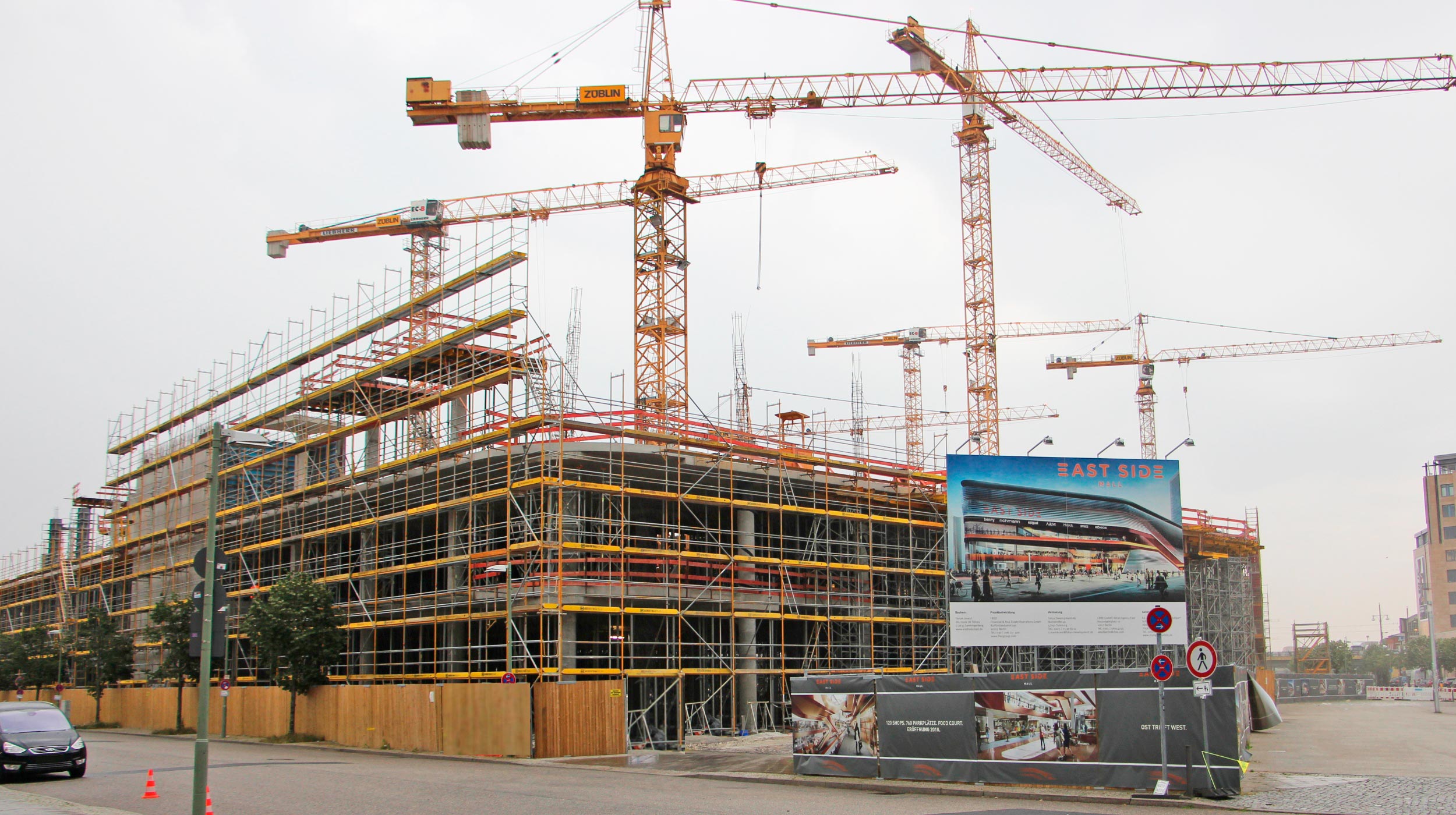 9.389 m² ENKOFLEX Deckenschalung auf der Baustelle und ist ein Einkaufszentrum an der Warschauer Brücke in Berlin-Friedrichshain.