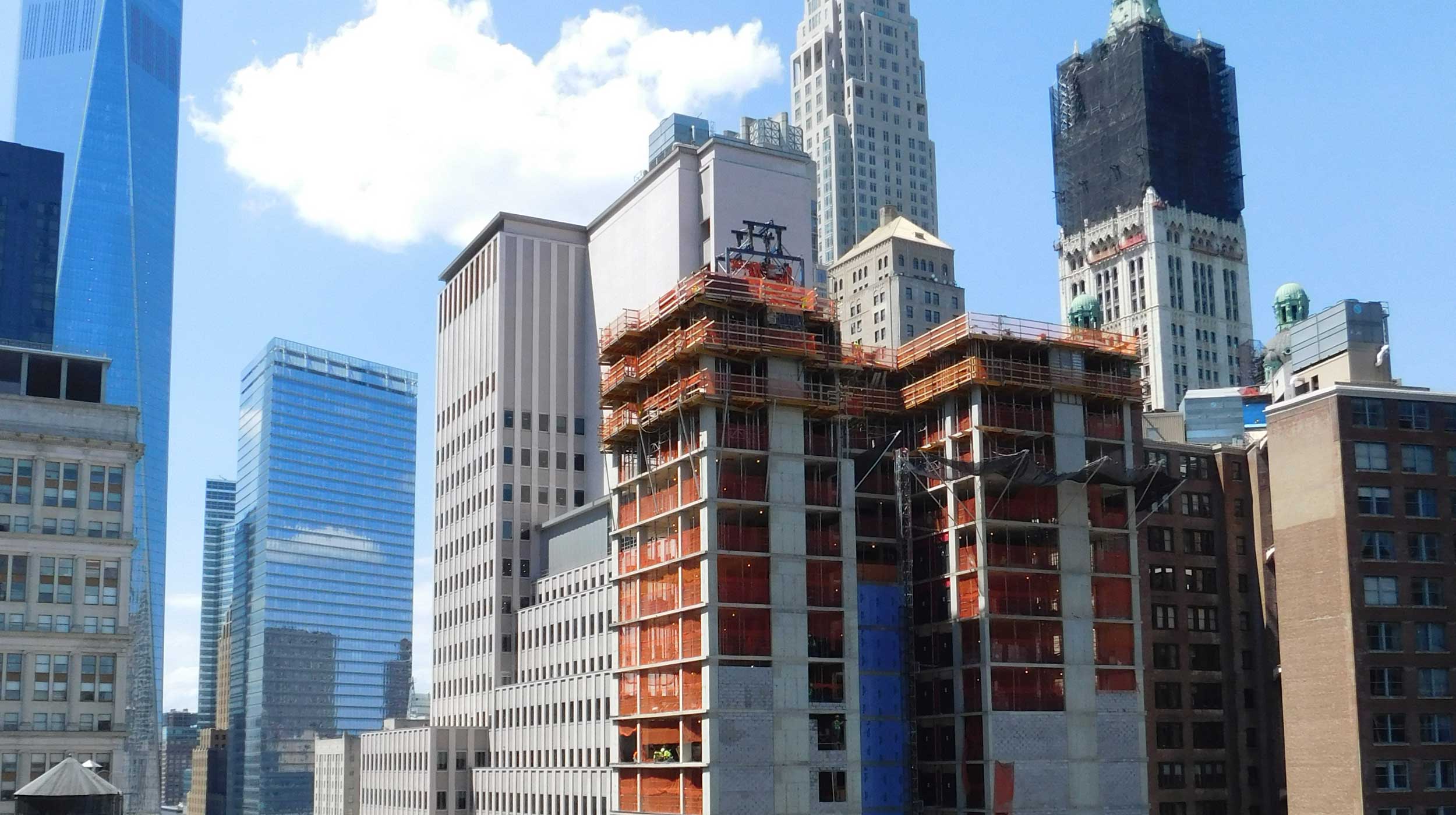 26 Ann Street hat eines der letzten Holzgebäude in Manhattan ersetzt. Ein 111 m hoher Turm.