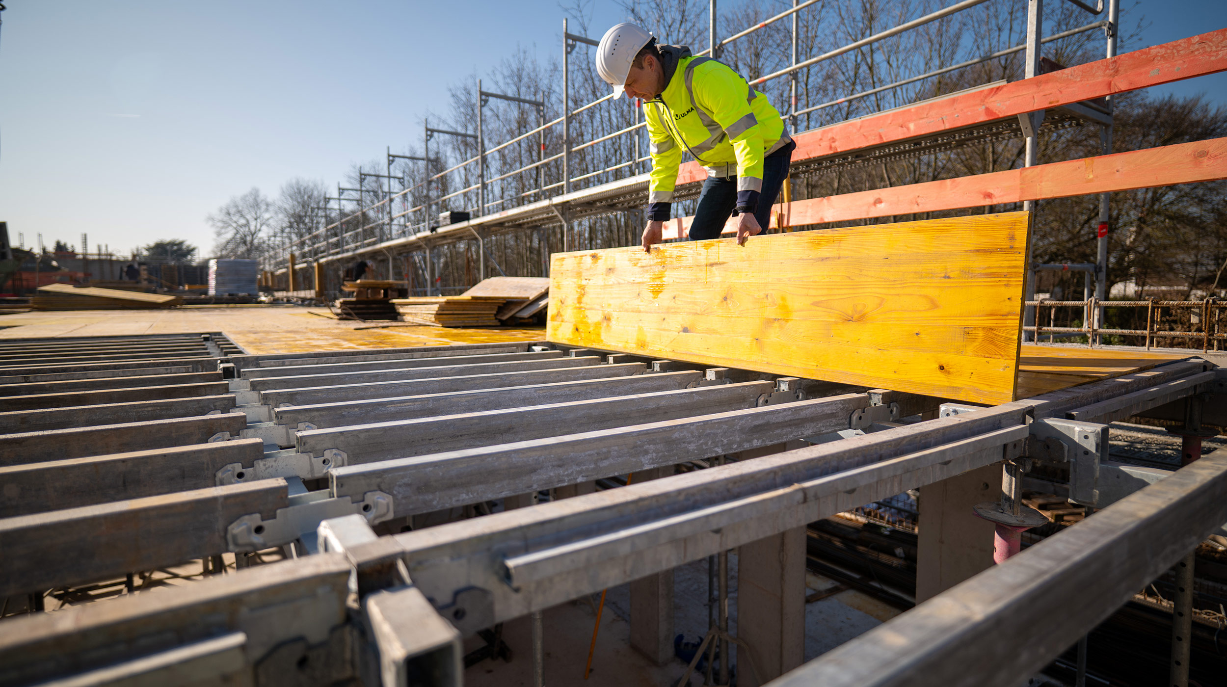 Bei den Rohbauarbeiten setzt die Baufirma Implenia Hochbau GmbH, Raunheim auf unsere Schalungssysteme. Insbesondere unsere Deckenschalung ONADEK TOP kann auf der Baustelle in puncto Wirtschaftlichkeit, Produktivität und Arbeitssicherheit überzeugen.