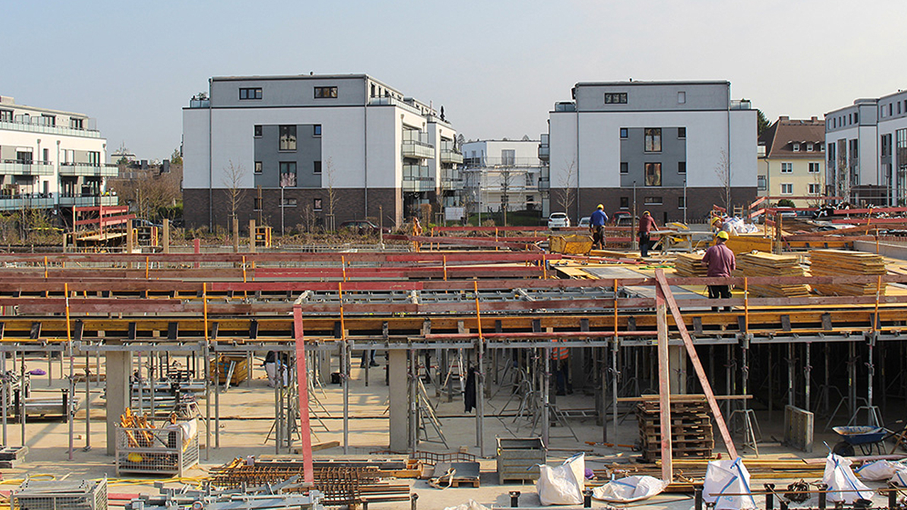Bau Gewerbepark „Vier-Höfe-Quartier“ auf dem Gelände der ehemaligen Werkzeugfabrik Heyligenstaedt in Gießen. Besonders kritisch war die Erstellung der Außenwände in den beiden Untergeschossen: Der Abstand zwischen Baugrube und Wandkante betrug nur wenige Zentimeter – zu wenig für konventionelle Schalungssysteme.