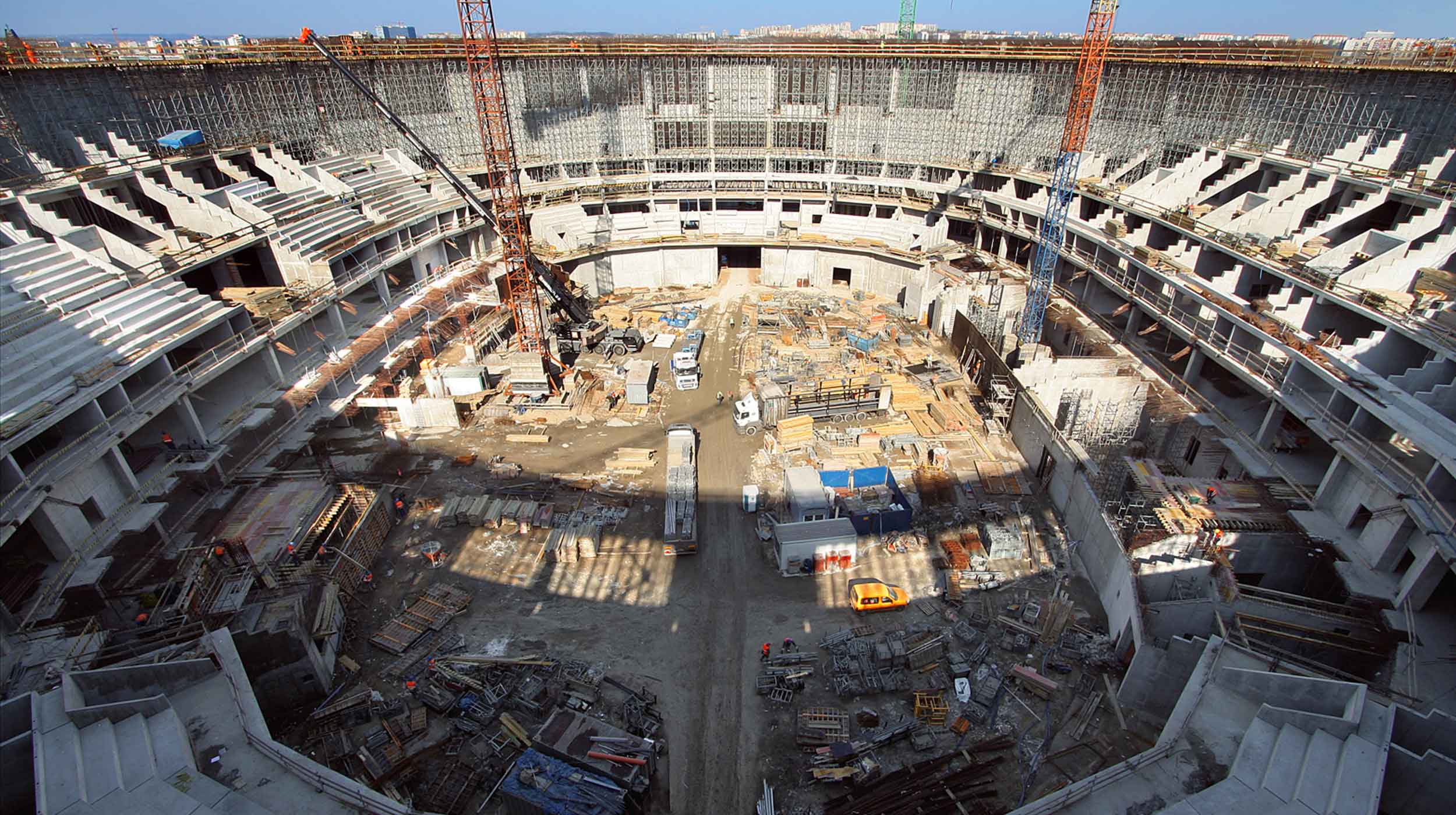 Dies war eine umfangreiche Baustelle mit vielen verschiedenen Lösungen, unter denen die spektakulärste die Unterstützung für den oberen Ring von 40 m Höhe und 400 m Umfang darstellte.