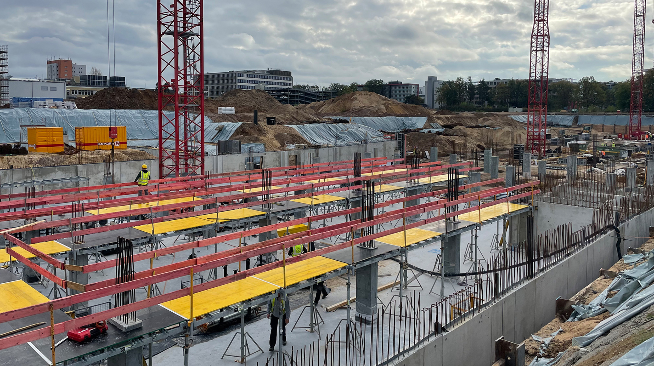 In Neu-Isenburg entsteht auf einer Fläche von über 35.000 m2 ein neues Quartier mit Wohnraum für insgesamt 1.700 Menschen. Begonnen wurde das ambitionierte Stadtentwicklungsprojekt mit dem Bau von 14 Häusern.