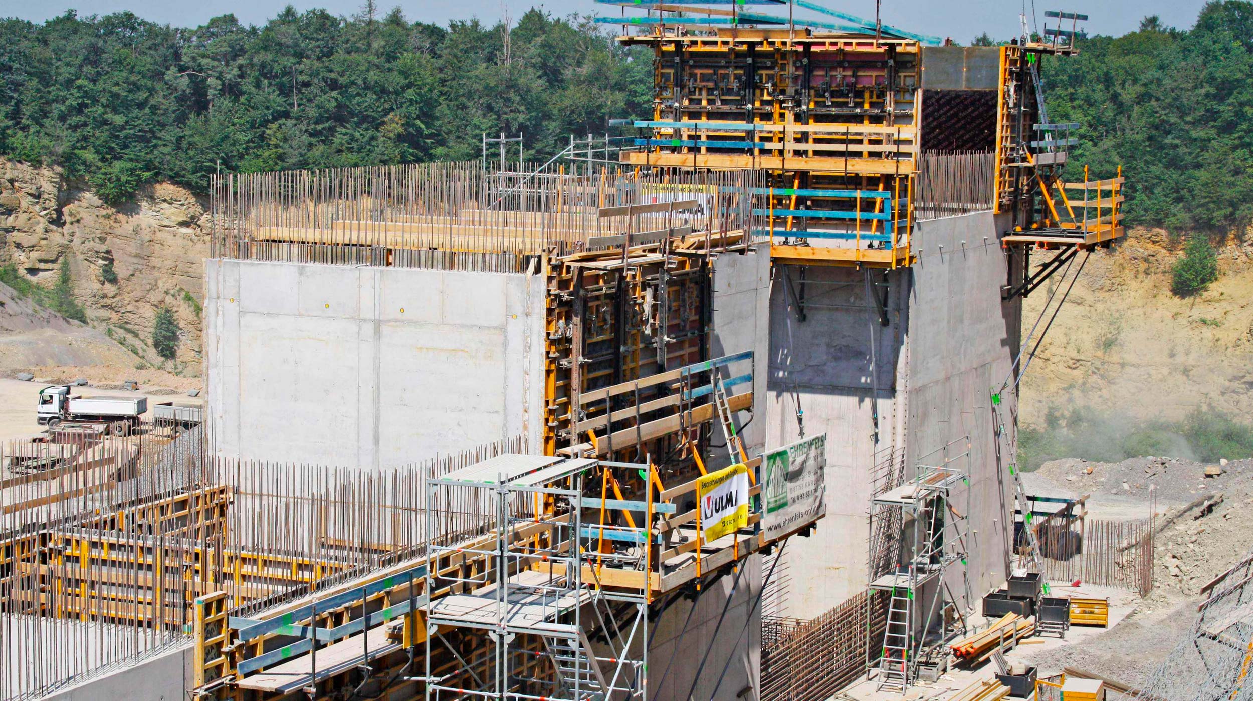 Dies ist eine Kiesmühle für einen Steinbruch bei Würzburg. Es umfasst 10 Silos mit einer Fläche von jeweils 5 x 6 m und 15 m Höhe. Das Gesamtsilovolumen beträgt 350 m³.