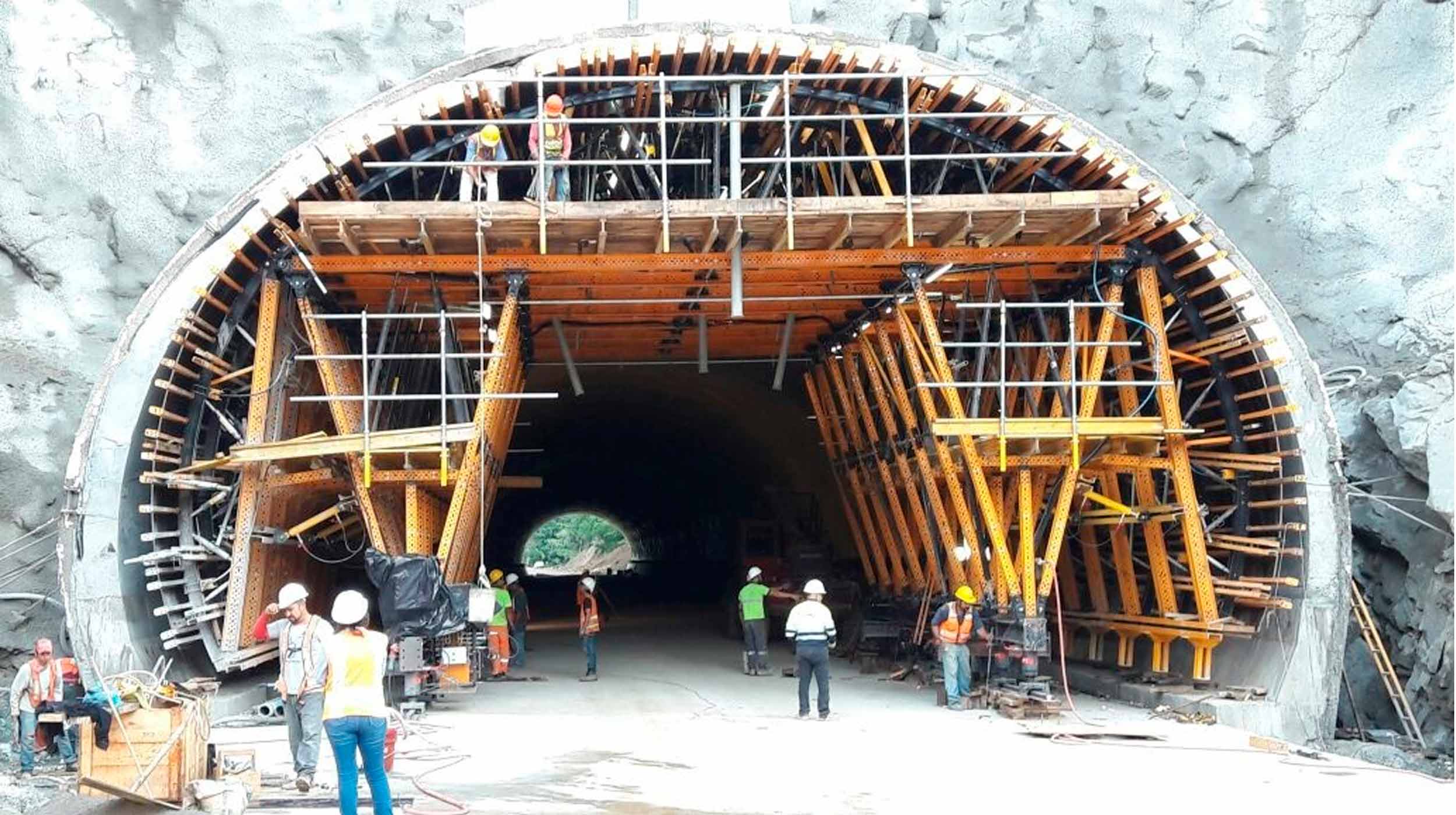 Dieser 290 m lange Tunnel ist Teil der Verbindungsstraße nach Compostela in Mexiko.