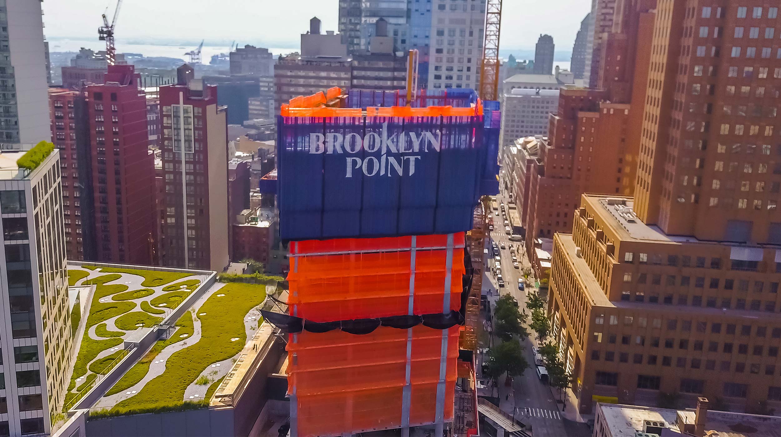 Im Brooklyn Point, einem 220 m hohen Projekt, an dem wir von Anfang bis Ende mitgewirkt haben, befinden sich luxuriöse Wohnungen und Freizeiteinrichtungen nebeneinander.