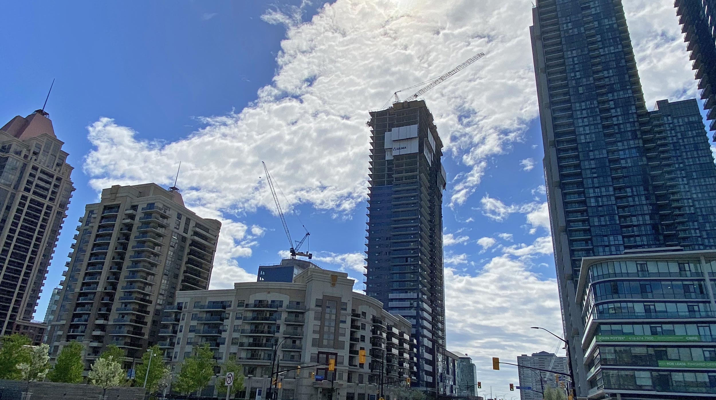 Der Wesley Tower ist ein anspruchsvoll gestaltetes Mehrzweckgebäude im Herzen der Stadt Mississauga.