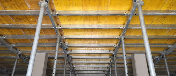 Hochstabiles Gitter und offener Raum für einen sicheren Arbeitsplatz.