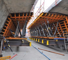 Seitenwand und Flügel der Brücke mit Taktschiebeverfahren.