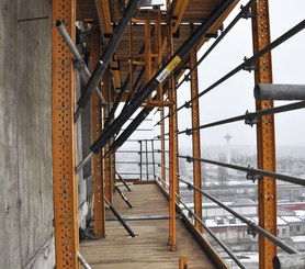 Betriebssicheres Klettern in jeder Höhe; prozessgeführtes Arbeiten an der Wand während des Hubvorgangs