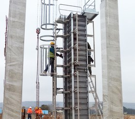 Sicherheitssystem integriert in die F4-MAX Säulenschalung.