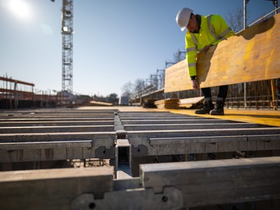 Dank der im 30 Zentimeter-Abstand angeordneten Belagträger mit integrierter Kippsicherung lassen sich die Schaltafeln mit ONADEK TOP sicher und schnell von oben verlegen.