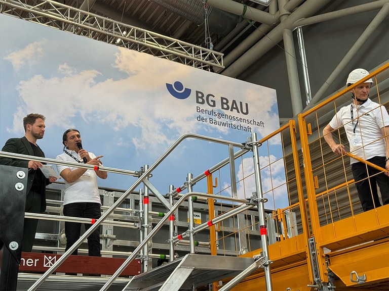 Gleich mit zwei Systemen konnten wir am Stand der BG Bau das Thema Schalungssicherheit vorbildlich abbilden. Mit ihrem integrierten Fall- und Seitenschutzgitter setzt die CC-4 Protect neue Maßstäbe beim sicheren Arbeiten von oben.
